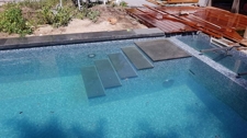 Zwembad van glasmozaïek met antislip zwembadrand van Spaanse Zwarte graniet 