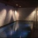 Zwembad van Botticino breuksteen, Bisazza mozaïek en Spaanse zwarte graniet